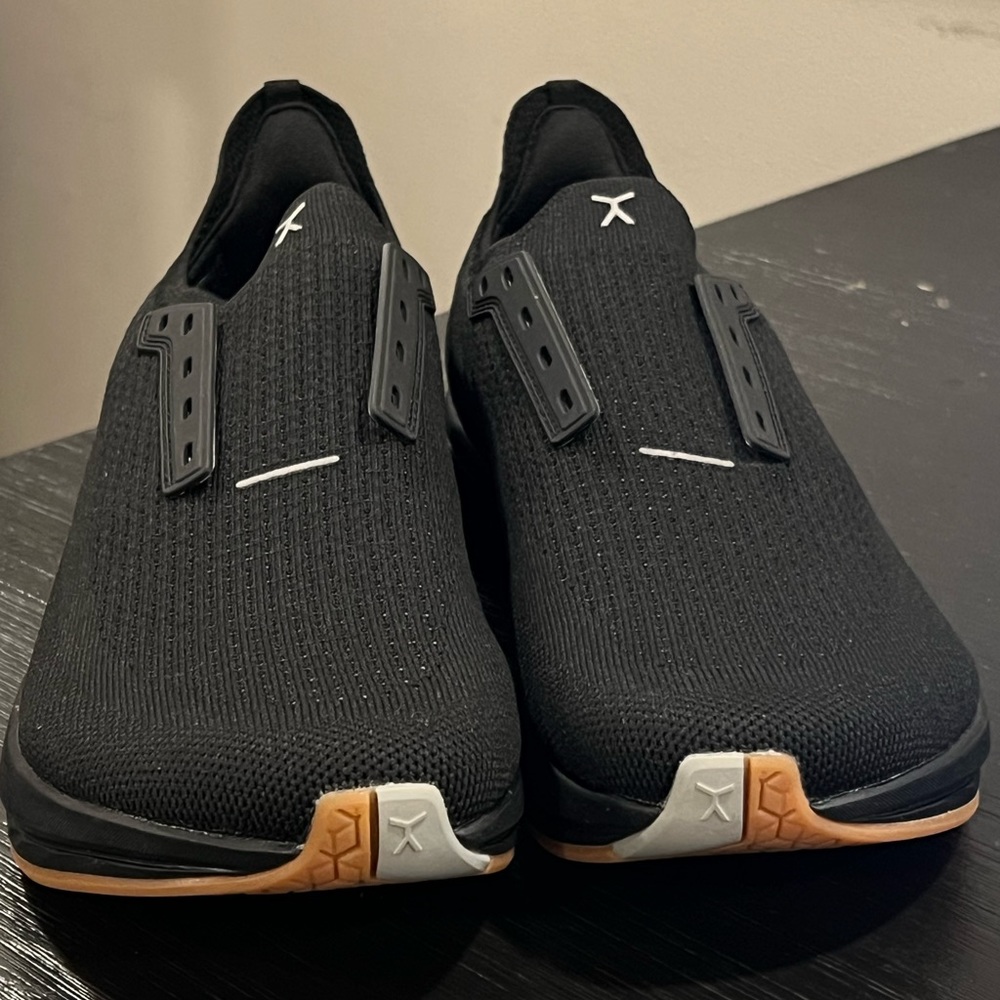 Flux Adapt Runner Sneakers, Sz 9 women 
Sz 7.5 men, black
